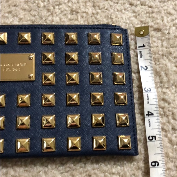 MICHAEL KORS PYRAMID STUD CLUTCH NWT128 - Picture 3 of 7